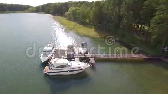 夏季阳光明媚许多游艇停泊在城市河湾空中景观视频的预览图