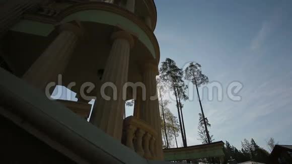 一个富裕家庭的房子多利射击视频的预览图