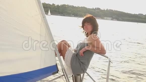 年轻迷人的女人在游艇上放松旅行视频的预览图