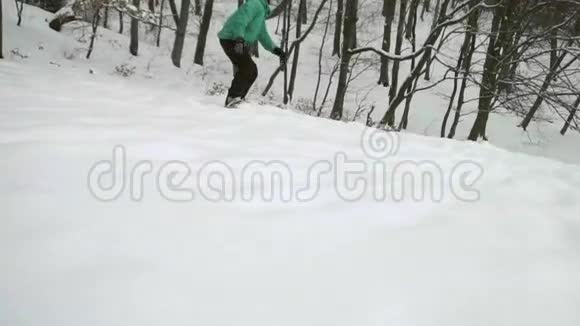 滑雪者滑雪坡视频的预览图