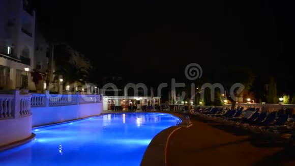 豪华酒店的游泳池夜间照明视频的预览图