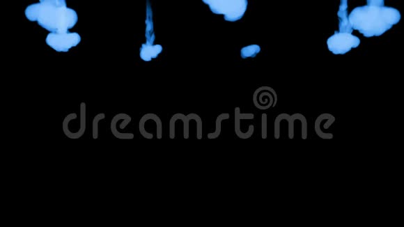 蓝色辉光墨水在水中的3D渲染在黑色背景上卢马哑光作为阿尔法面具的墨水效果或背景视频的预览图