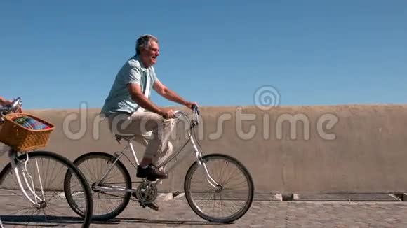 在码头骑自行车的老夫妇视频的预览图