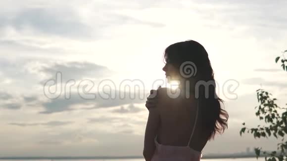 日落时穿着鸡尾酒礼服的女孩视频的预览图