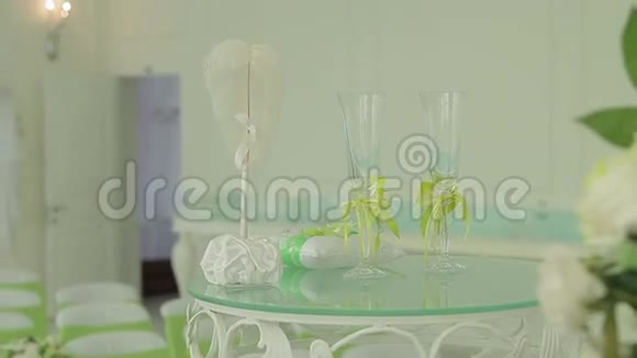 带结婚饰品的桌子和两个眼镜视频的预览图