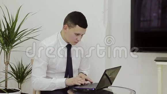 穿着白衬衫和领带的商人正在打字视频的预览图