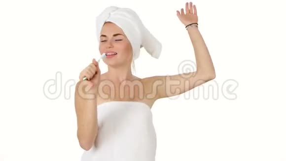 漂亮女人对着牙刷唱歌洗手间视频的预览图