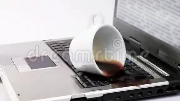咖啡洒在工作笔记本上视频的预览图