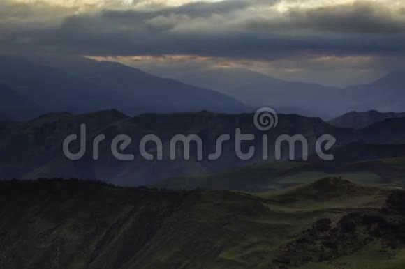 区间拍摄4K印古什形成雨云上的主要高加索脊视频的预览图