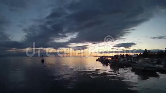 日落时间和船的轮廓在奥尔赫A阿尔加维葡萄牙视频的预览图