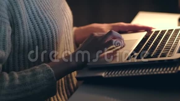 一名女性晚上在电脑前工作的肖像视频的预览图
