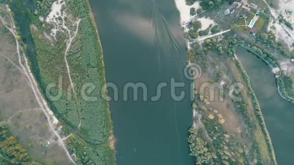空中观景台飞越美丽的河流空中摄影机拍摄景观全景视频的预览图