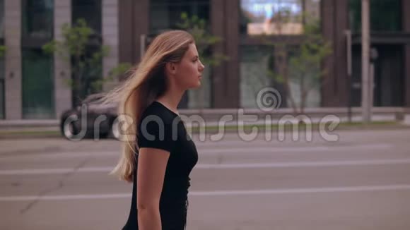 优雅的女商人走在街上视频的预览图