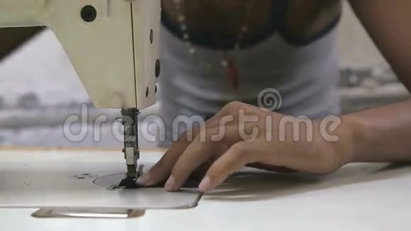 孟买一台机器上缝衣服的男孩视频的预览图