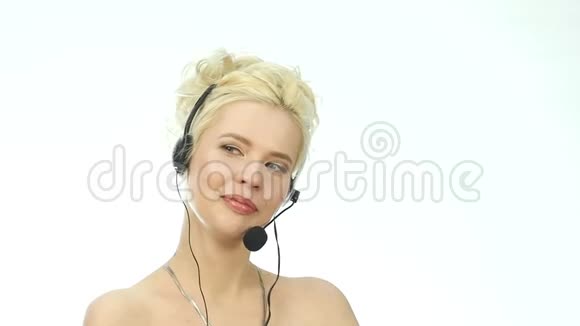 微笑的女人在呼叫中心工作耳机电话营销妇女在求助热线上交谈慢动作视频的预览图