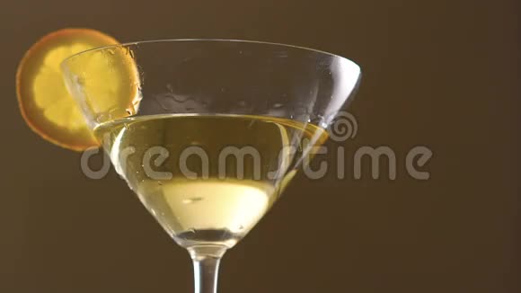 一片石灰和一片柠檬一起落入杯中慢慢地视频的预览图