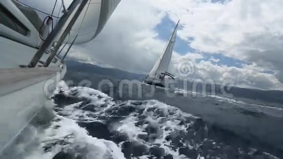 帆船乘风破浪帆船在爱琴海的帆船上开足马力视频的预览图