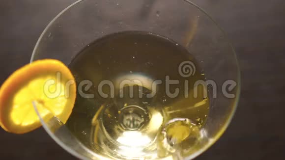 一片石灰和一片柠檬一起落入杯中慢慢地视频的预览图