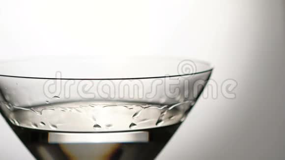 一颗橄榄随着酒精掉进了杯里慢慢地视频的预览图
