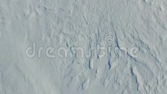 冬季在雪场上空飞行和起飞空中俯视旋转视频的预览图