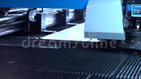 激光焊接设备长镜头4K视频的预览图