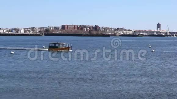 马萨诸塞州波士顿港的一艘旅游船视频的预览图