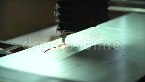 激光焊接设备特写视频的预览图