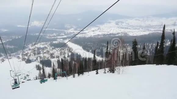 雪蒙蒙的冬日滑雪者用慢动作举起椅子1920x1080视频的预览图