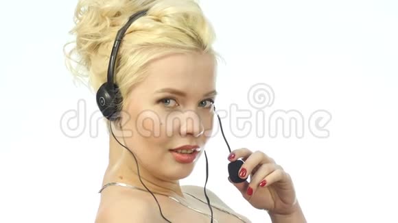 微笑的女人在呼叫中心工作耳机电话营销妇女在求助热线上交谈慢动作视频的预览图