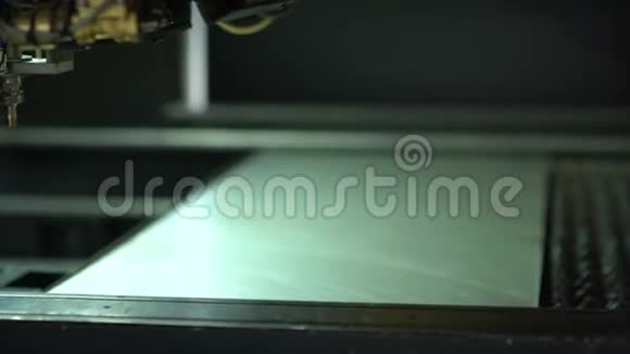 激光焊接设备特写视频的预览图