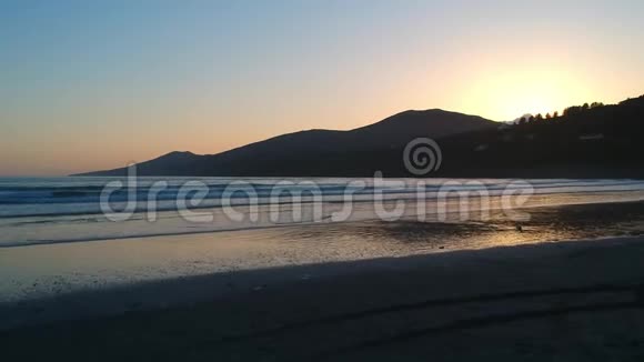 日落时分飞越爱尔兰英奇海滩视频的预览图