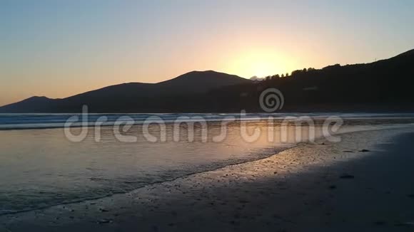 日落时分飞越爱尔兰英奇海滩视频的预览图