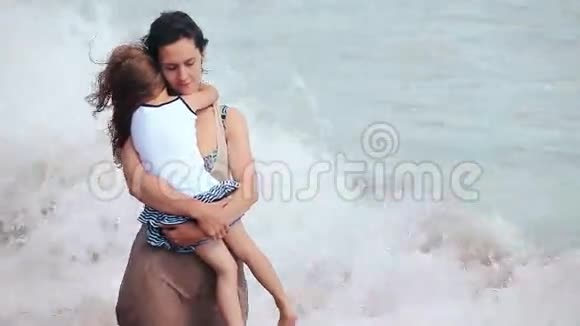母女俩在海边拥抱接吻视频的预览图