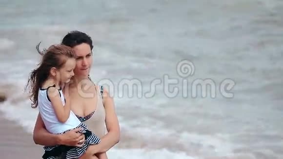母女俩在海边拥抱接吻视频的预览图
