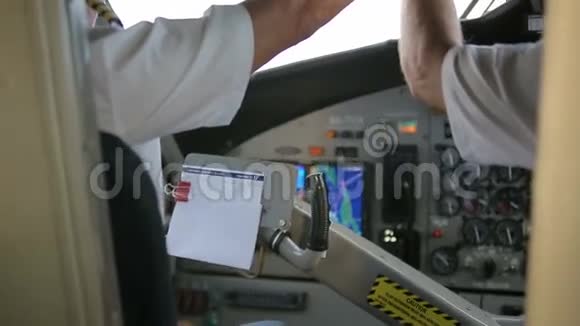 在驾驶舱里面双手驾驶水上飞机视频的预览图