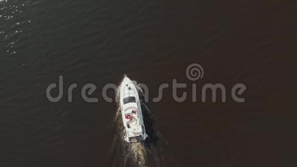 河上的游艇夏天空中射击视频的预览图