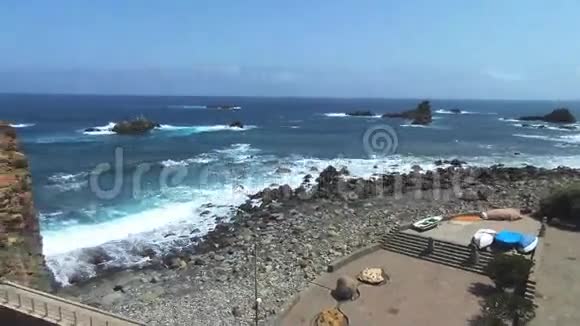 塔甘纳海滩和悬崖的空中镜头位于西班牙加那利群岛北部的特内里费视频的预览图