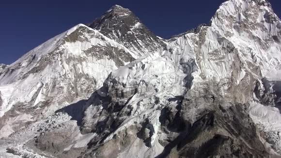 珠穆朗玛峰罗特斯墙和努普特峰的全景视频的预览图