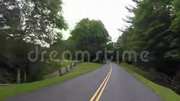 路过蓝岭公园的骑单车者视频的预览图