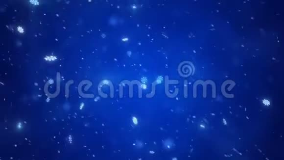 柔和的降雪在蓝色背景与阿尔法有雪花的冬季风暴镜头视频的预览图