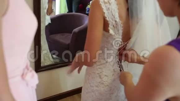 新娘帮新娘在婚礼当天穿衣服视频的预览图