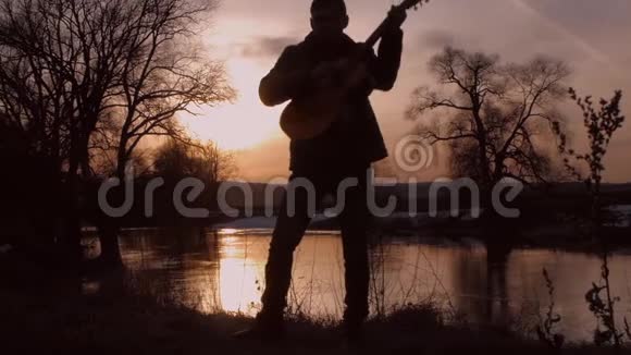 那个在日落时弹吉他的人剪影视频的预览图