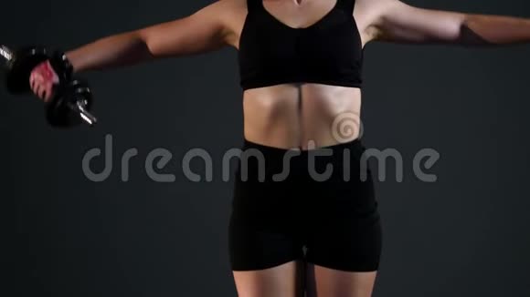 运动女孩在黑色背景下锻炼视频的预览图