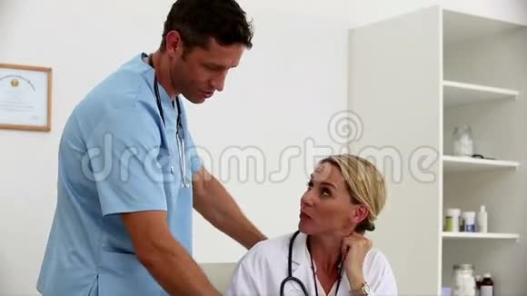 医生在谈论病人的时候在一起谈话视频的预览图