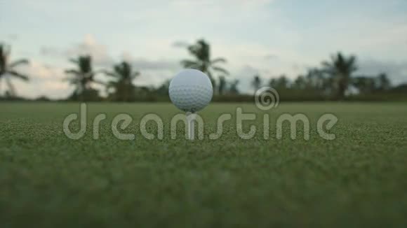 高尔夫球在撞击前站在球座上视频的预览图
