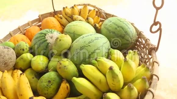 在斯里兰卡的韦利加马关闭水果篮在风中摆动的视野热带水果全年供应视频的预览图