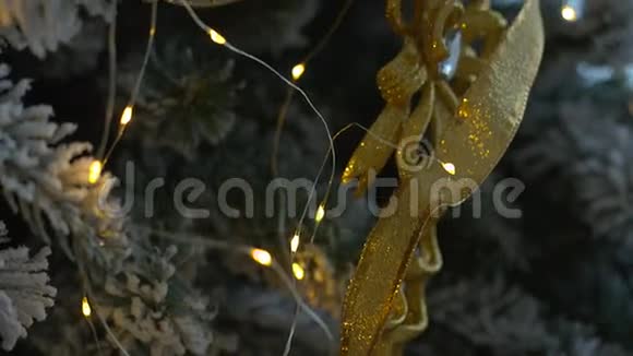 圣诞树上的圣诞装饰品上面有布克灯视频的预览图