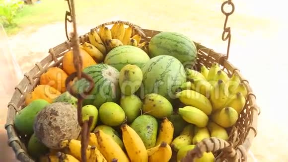 在斯里兰卡的韦利加马关闭水果篮在风中摆动的视野热带水果全年供应视频的预览图
