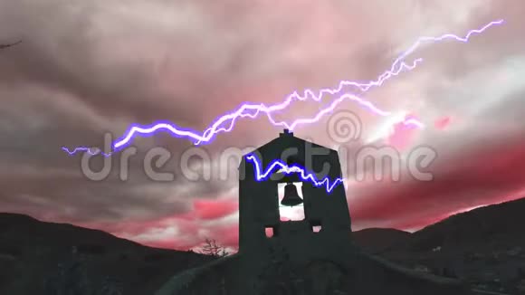 一个基督教十字架在法国尖塔上的时间流逝伴随着天启云和闪电视频的预览图