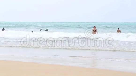 米里萨斯里兰卡马克2014年在米里萨享受海洋的人这个小小的沙质热带海滩拥有一些斯里兰卡视频的预览图